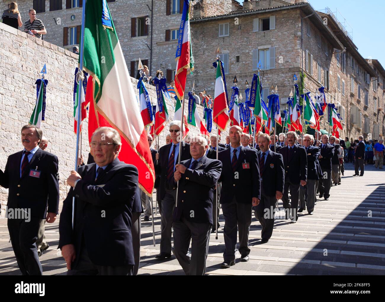 Pilgerprozession der Feuerwehr in Assisi, Umbrien, Italien Stockfoto
