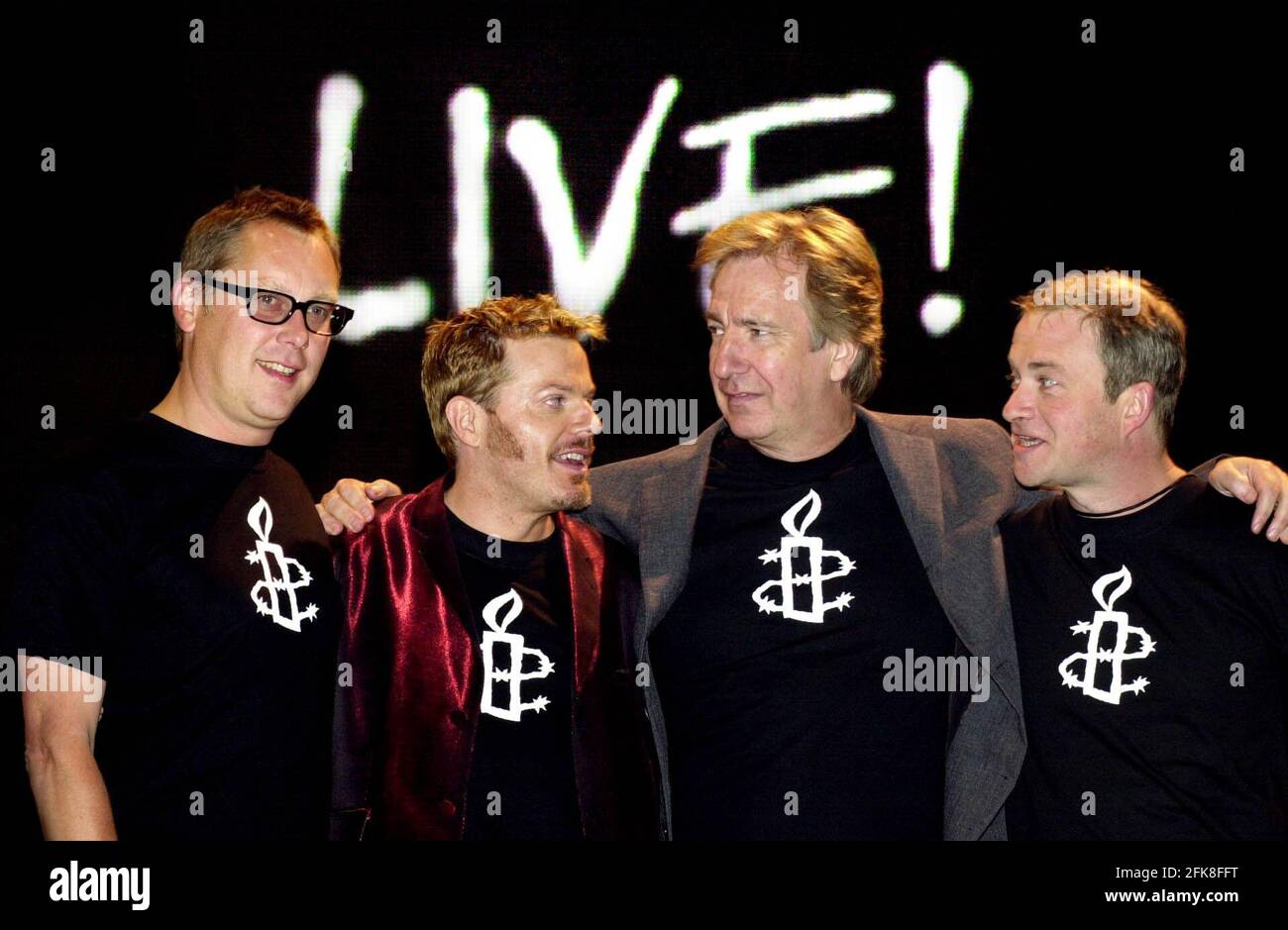 40. JAHRESTAG VON AMNESTY INTERNATIONAL JUNI 2001VIC REEVES, EDDIE IZZARD, ALAN RICKMAN UND HARRY ENFIELD, DIE DEN BERÜHMTEN YORKSHIRMEN-SKETCH VON MONTY PYTHON IM WEMBLEY GIG ZUR FEIER DES 40. JAHRESTAGES VON AMNESTY INTERNATIONAL VORFÜHREN WERDEN. 3-6-2001 FOTO ANDY PARADISE Stockfoto