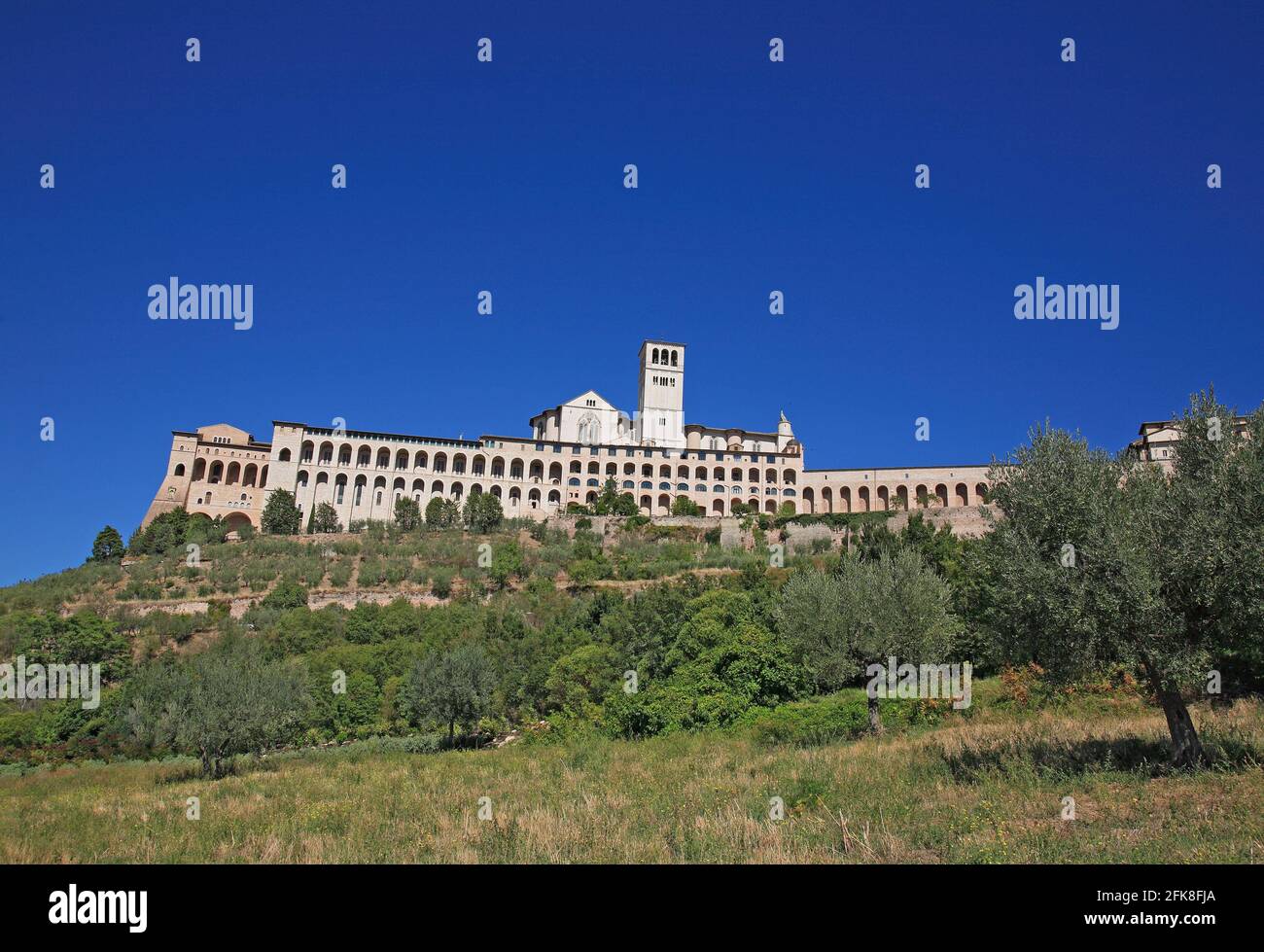 Basilika San Francesco und Kloster vom Tal aus gesehen, Assisi, Umbrien, Italien Stockfoto