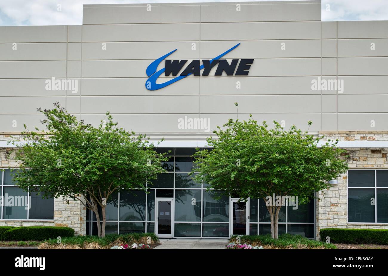 Houston, Texas USA 04-18-2021: Außenansicht des Wayne Enterprises Bürogebäudes in Houston, TX. Anbieter von Arbeitskleidung für Mitarbeiter, gegründet 1982. Stockfoto