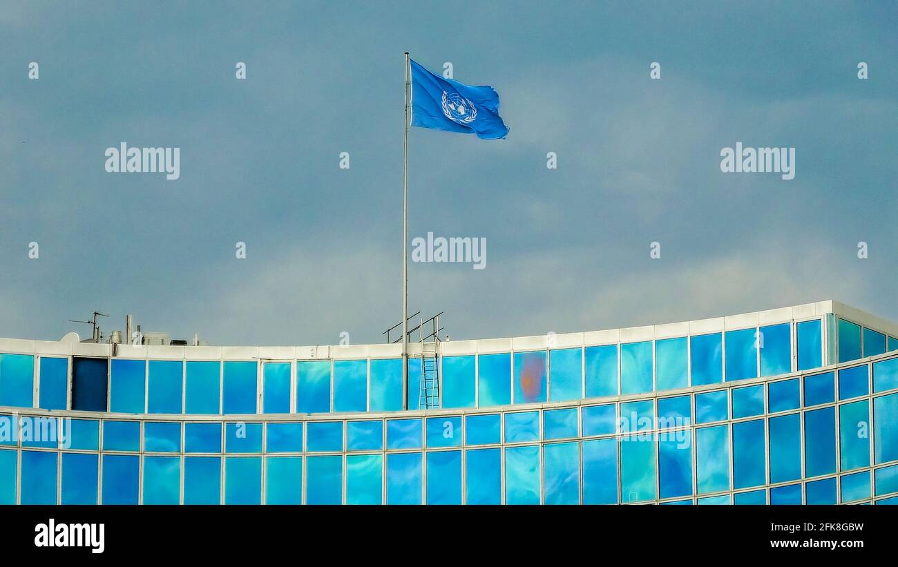 Genf, Schweiz - 16. Aug 2020: UN-Flagge auf dem Gebäude der Weltorganisation für geistiges Eigentum, WIPO. Eine spezialisierte Agentur der Vereinigten Staaten Stockfoto