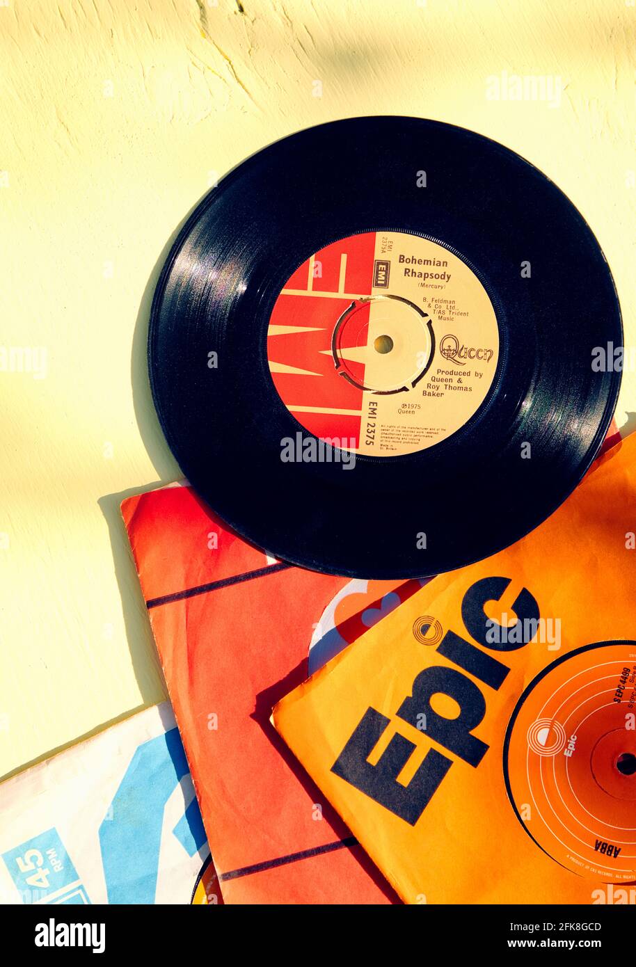 Bohemian Rhapsody von Queen 7 Zoll 45 U/min Single Vinyl Platte und  Plattenhüllen auf gelbem Hintergrund. Konzept der Erinnerungen, Nostalgie,  gestern Stockfotografie - Alamy