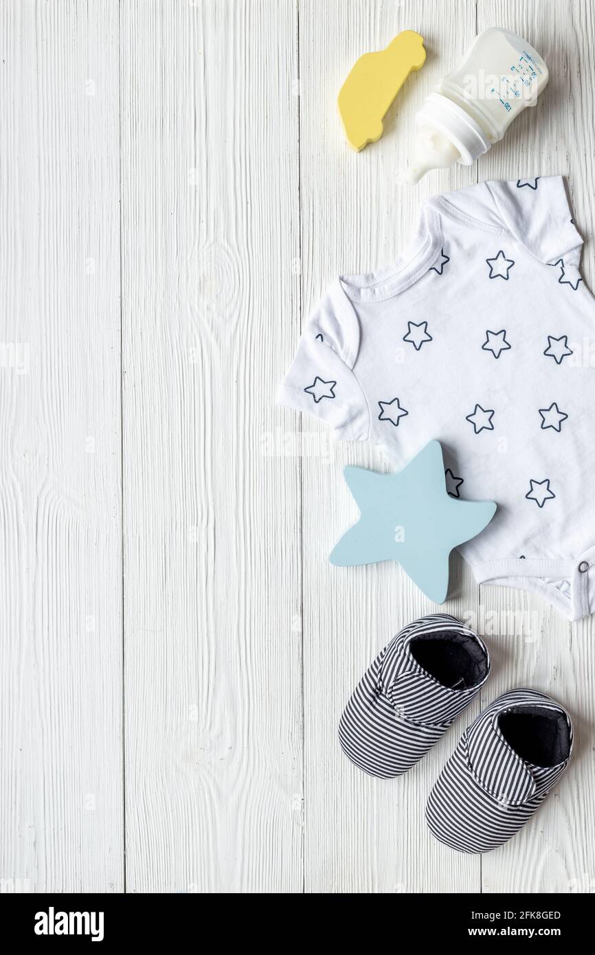 Bodysuit und Schuhe für den kleinen Jungen. Babydusche. Draufsicht Stockfoto