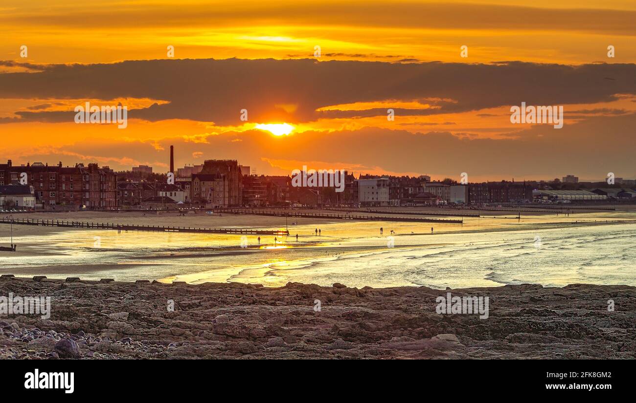 Sonnenuntergang am Portobello Beach, einem Vorort von Edinburgh, Schottland, Großbritannien Stockfoto