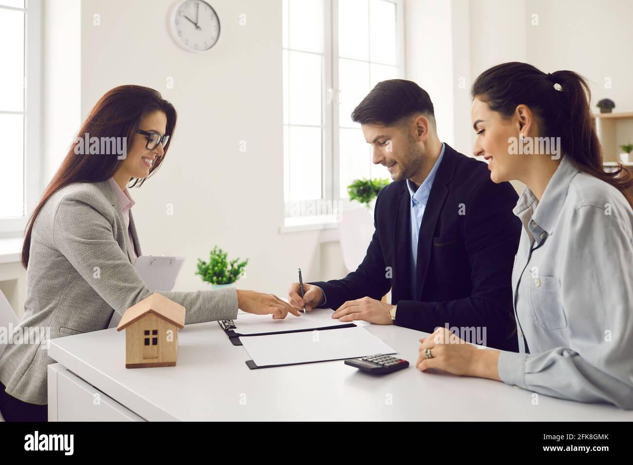 Zufriedene Millennial paar Kunden Unterzeichnung Immobilien-Vertrag Stockfoto