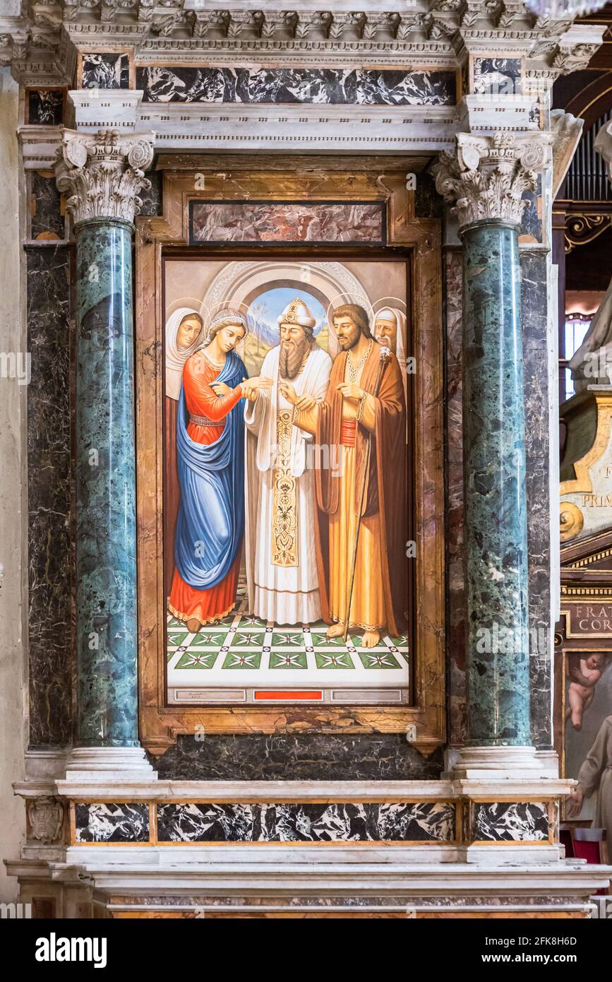 Nahaufnahme von religiösen Gemälden, die die Marmorwand in der katholischen Kathedrale schmücken In Rom Stockfoto