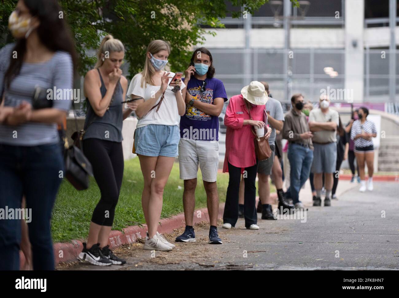 27. April 2021, Austin, TX, USA: Am 27. April 2021 stehen die Bewohner von Austin Texas in Rekordzahlen an, um frühzeitig über kommunale Fragen abzustimmen, die die Richtung der Stadt für die kommenden Jahre bestimmen werden. Ein Hauptproblem wird die Wiedereinführung eines öffentlichen Campingverbots sein, das Austin mit Obdachlosenlagern in der ganzen Stadt überfordert hat. (Bild: © Bob Daemmrich/ZUMA Wire) Stockfoto