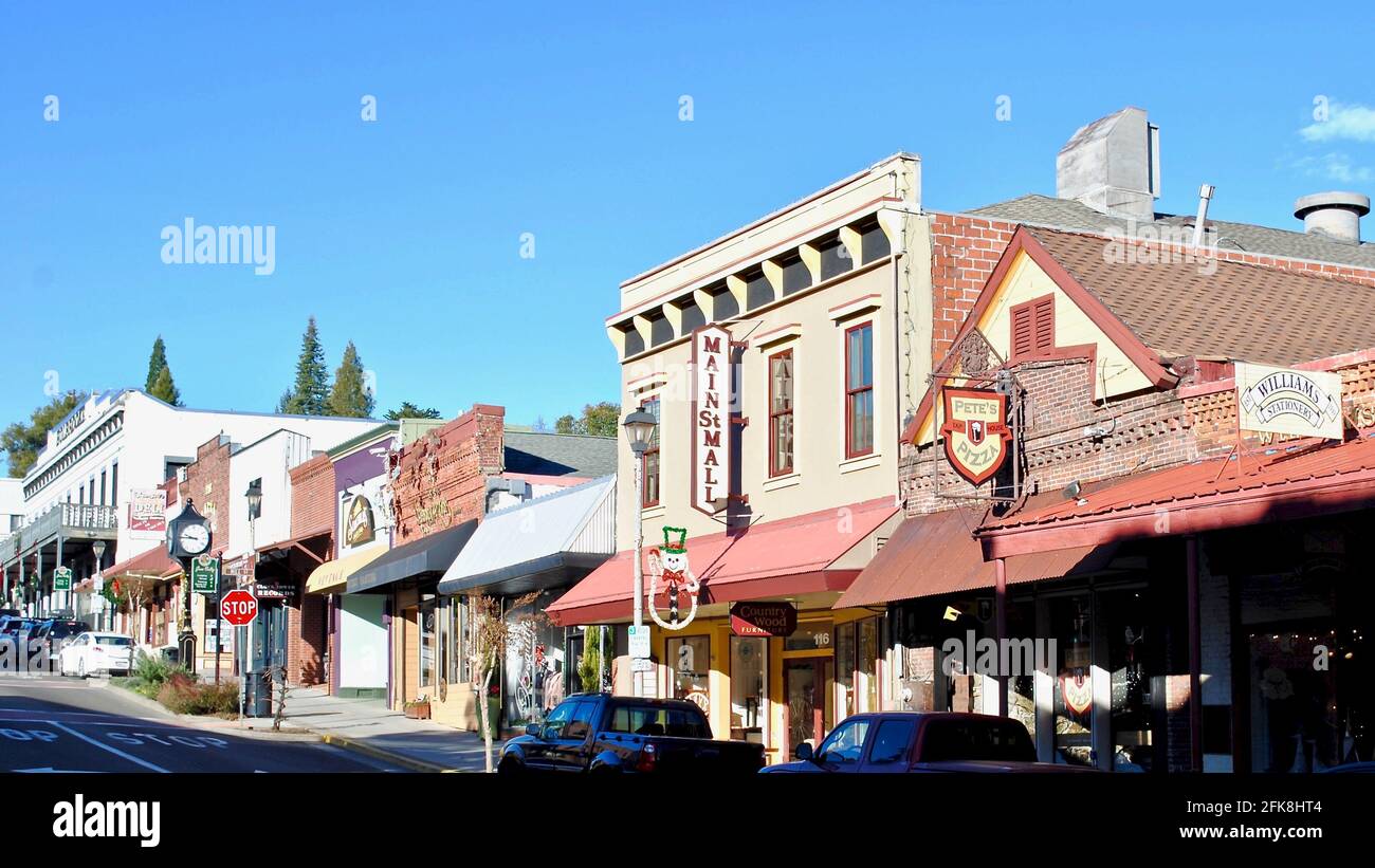 Grass Valley, Kalifornien, USA: Hauptstraße mit Pete's Pizza, Main St Mall, Sierra Star und Holbrooke Hotel. Grass Valley ist eine Stadt des Goldrausches. Stockfoto