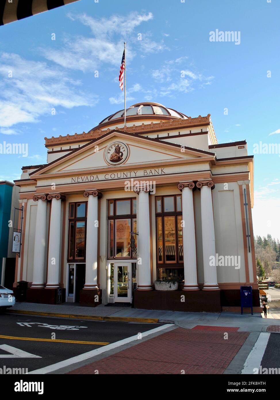 Grass Valley, Kalifornien: Das ikonische Gebäude der Nevada County Bank in der Innenstadt von Grass Valley an der Mill Street. Gold Rush Stadt in den Ausläufern der Sierra Nevada. Stockfoto