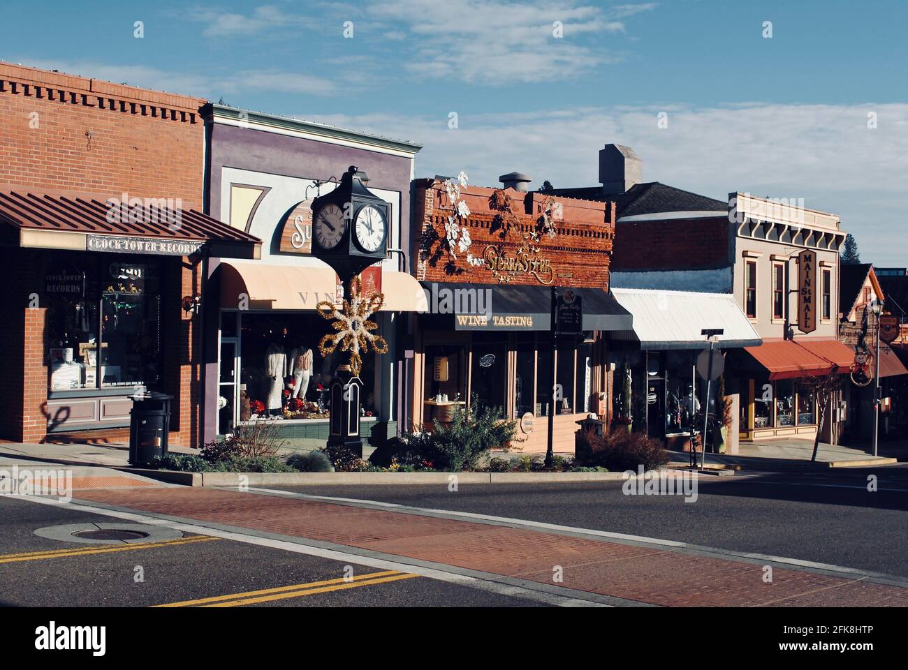 Grass Valley, Kalifornien, USA: Hauptstraße mit Uhrenturm, Clock Tower Records, Sierra Star Winery und Pete's Pizza. Goldrausch. Stockfoto