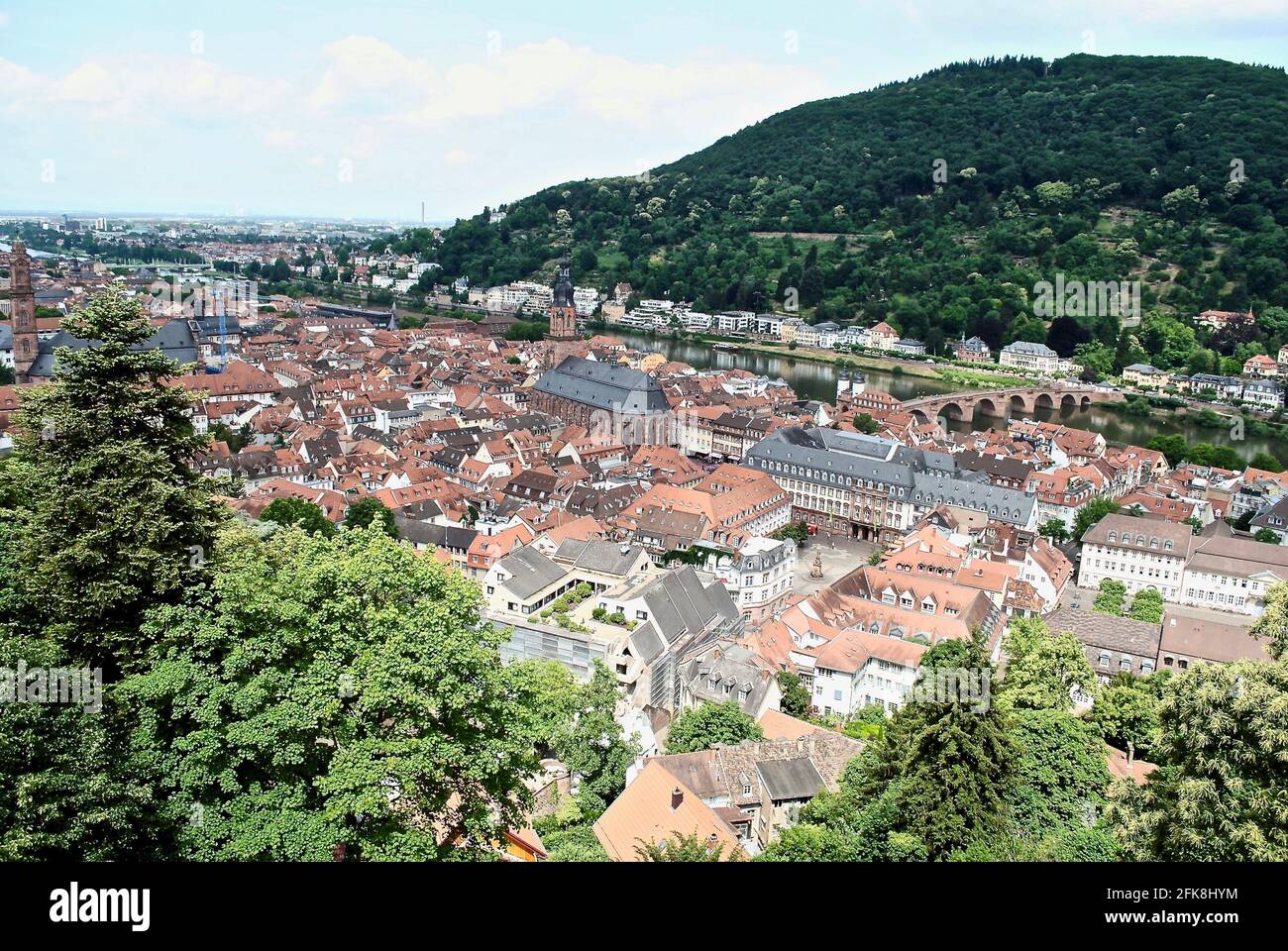 Mittelalterliches Heidelberg, Deutschland am Neckar. Heiliggeistkirche Kornmarkt und die Carl-Theodor-Brücke. Stockfoto