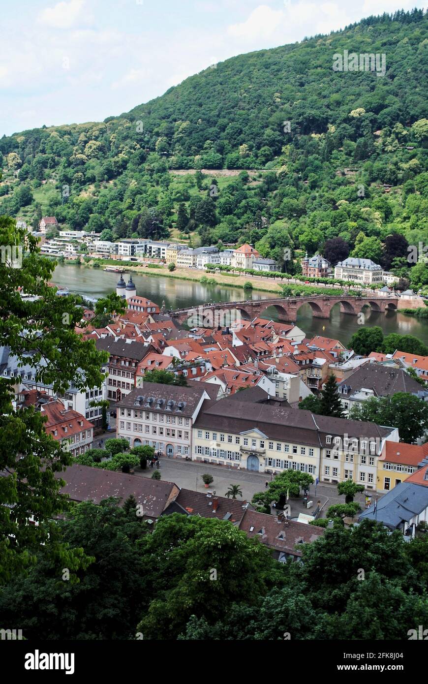 Mittelalterliche Stadt Heidelberg, Deutschland am Neckar in Baden-Württemberg. Kornmarkt und die Carl-Theodor-Brücke. Stockfoto