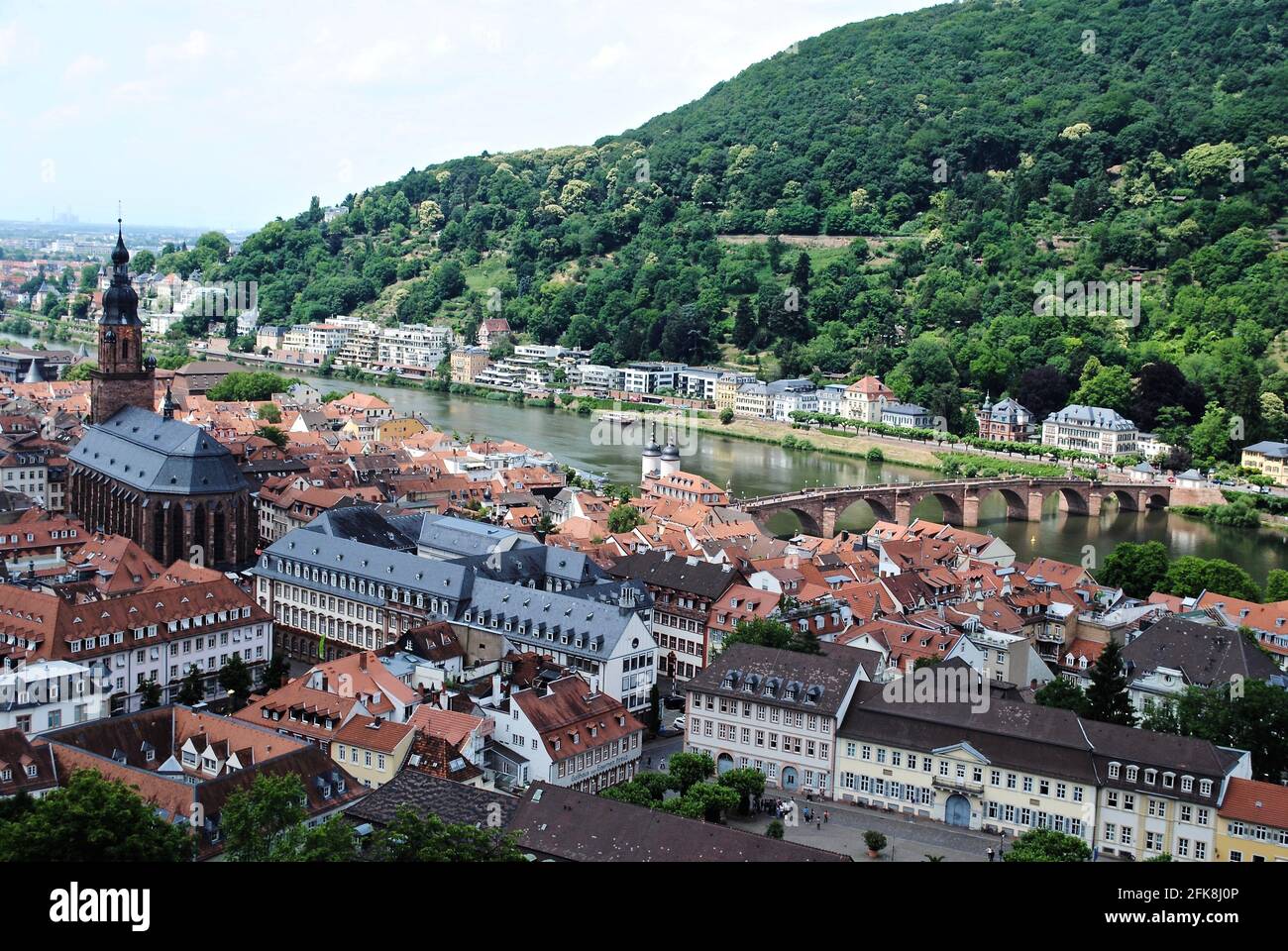 Mittelalterliches Heidelberg, Deutschland am Neckar. Heiliggeistkirche Kornmarkt und die Carl-Theodor-Brücke. Stockfoto