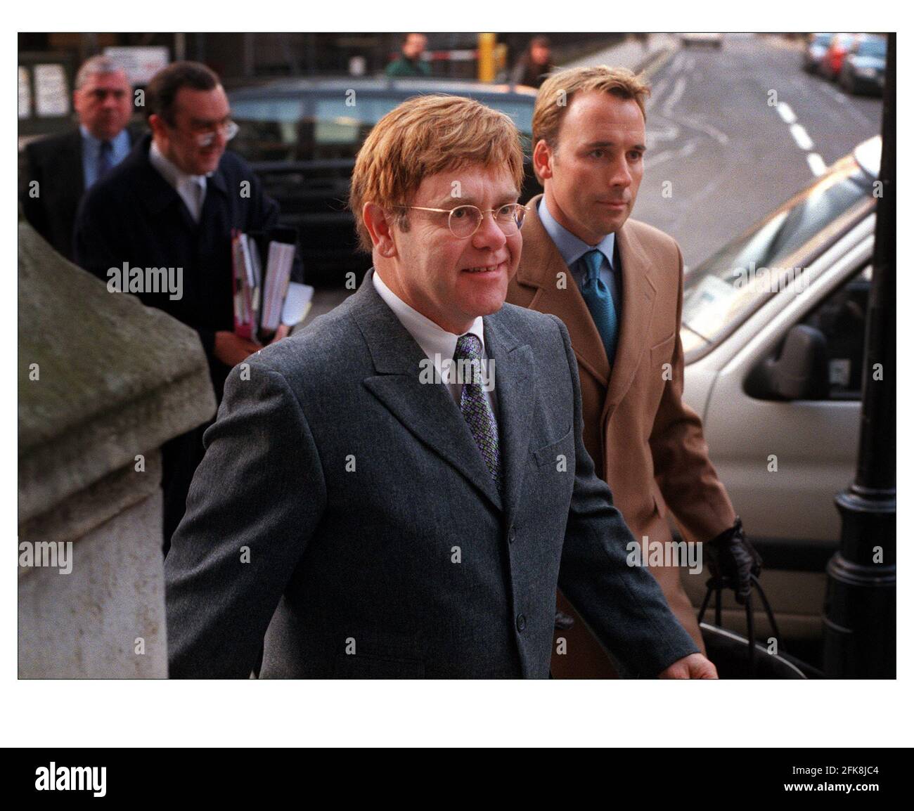 Elton John und sein Partner David Furnish im November 2000 kommen im an High Court Stockfoto