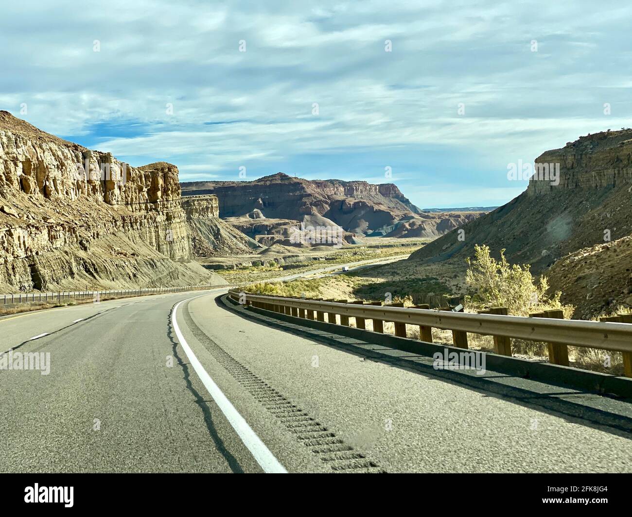 Die US Route 50 (US 50) ist eine transkontinentale Autobahn in den Vereinigten Staaten. Der Nevada-Teil wurde „The Loneliest Road in America“ genannt. Stockfoto