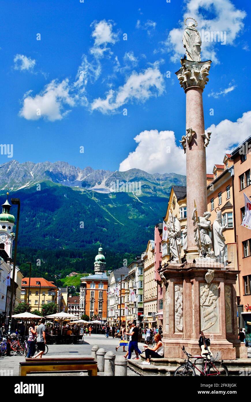 INNSBRUCK, ÖSTERREICH: Die Annasäule steht im Zentrum von Innsbruck in der Maria-Theresien-Straße. Ein Sommertag und Alpen. Stockfoto