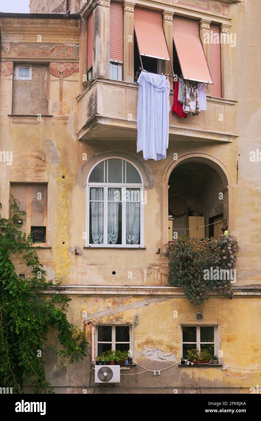 Wäschereiservice vor einem Haus in Finalborgo, Ligurien, Italien Stockfoto