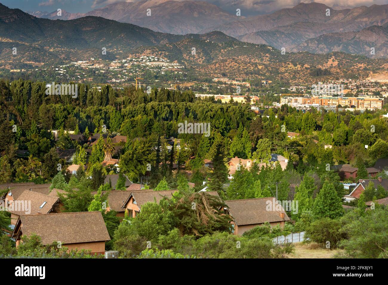Blick auf das Viertel La Dehesa, ein sehr wohlhabendes und exklusives Viertel in der Nord-Orient-Seite von Santiago de Chile. Stockfoto