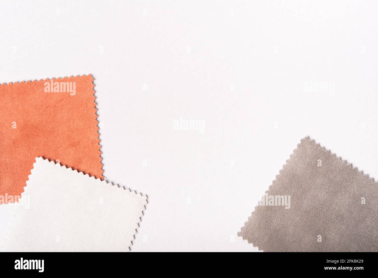 Quadratische Samtstoffmuster in überlappender Anordnung in Orange, Grün, Blau, Grau und Weiß auf weißem Hintergrund Stockfoto Quadratische Samtstoffmuster in überlappender Anordnung in Orange, Grün, Blau, Grau und Weiß auf weißem Hintergrund Stockfoto