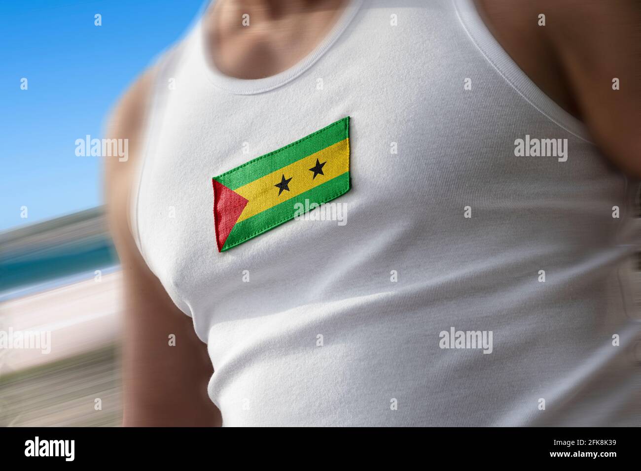 Die Nationalflagge von Sao Tome und Principe auf dem Brust des Sportlers Stockfoto