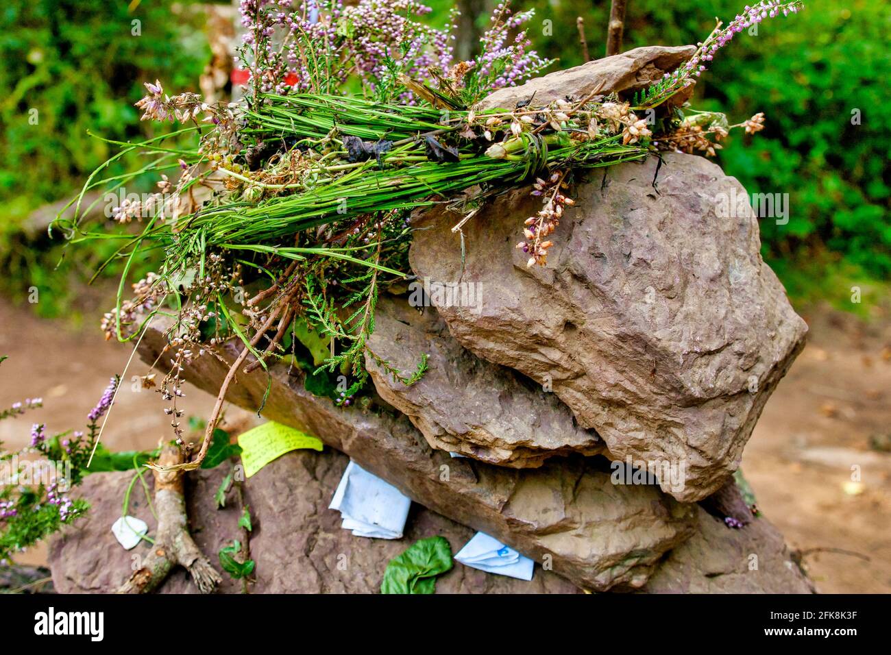 Blumenangebote auf Merlins Grab im Wald von Brocéliande, Frankreich Stockfoto