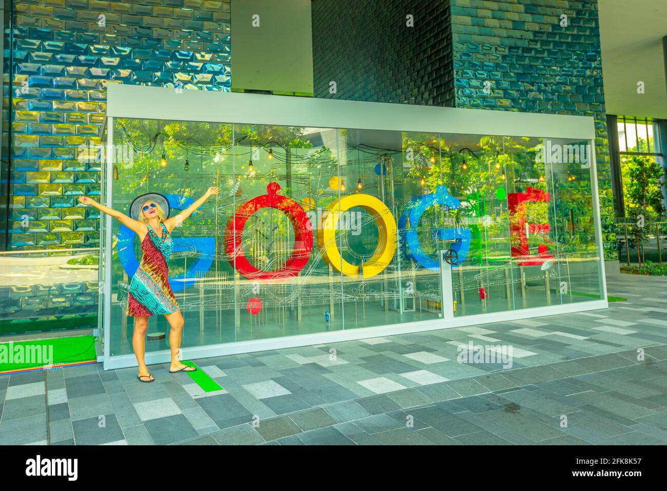 Singapur - 5. Mai 2018: Tourist spielt mit dem interaktiven Google-Zeichen im Hauptgebäude, dem neuen Google-Hauptquartier, Mapletree Business City II in Stockfoto