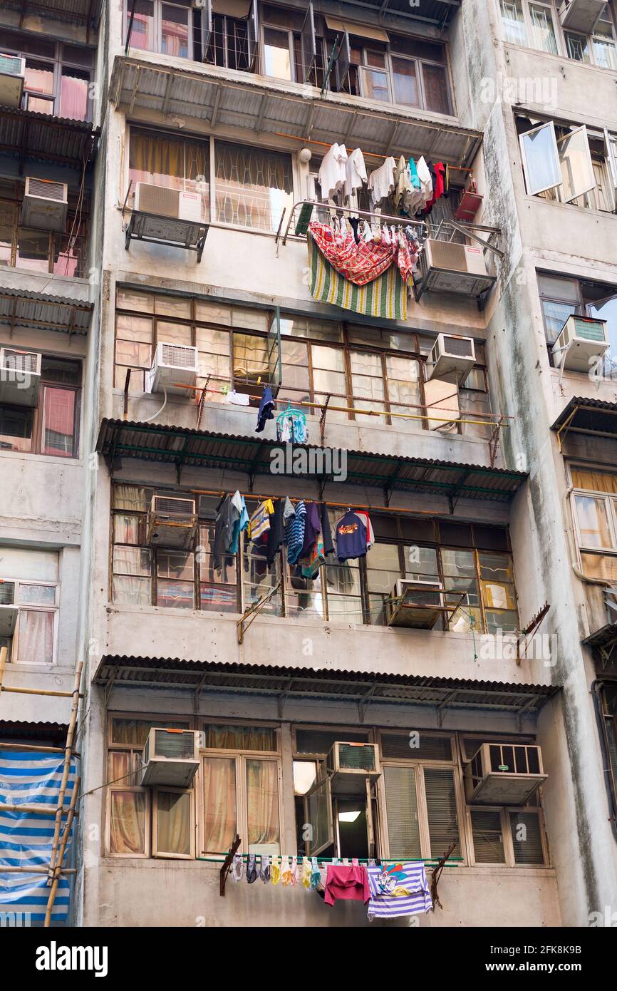 Hong Kong Island, Hong Kong, China, Asia - Detail der Wohnprojekt-Wohnungen in Hong Kong mit Leinen vor dem Fenster. Stockfoto