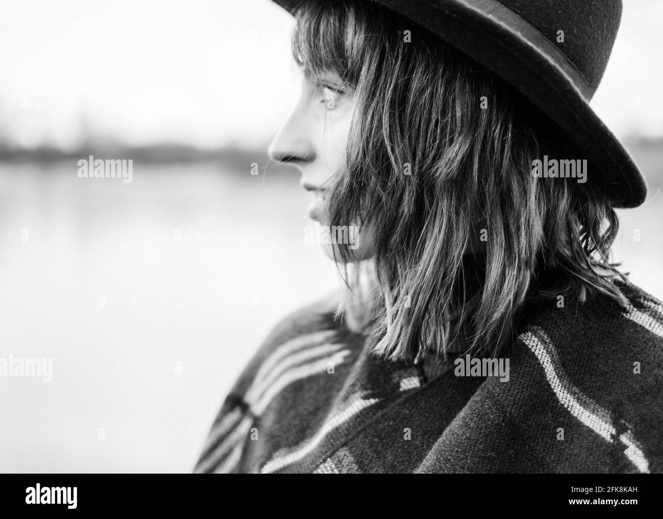 Schwarz-weiß Porträt einer jungen Frau, die ihre Freiheit genießt. Allein reisen oder die Natur in der Nähe genießen. Stockfoto