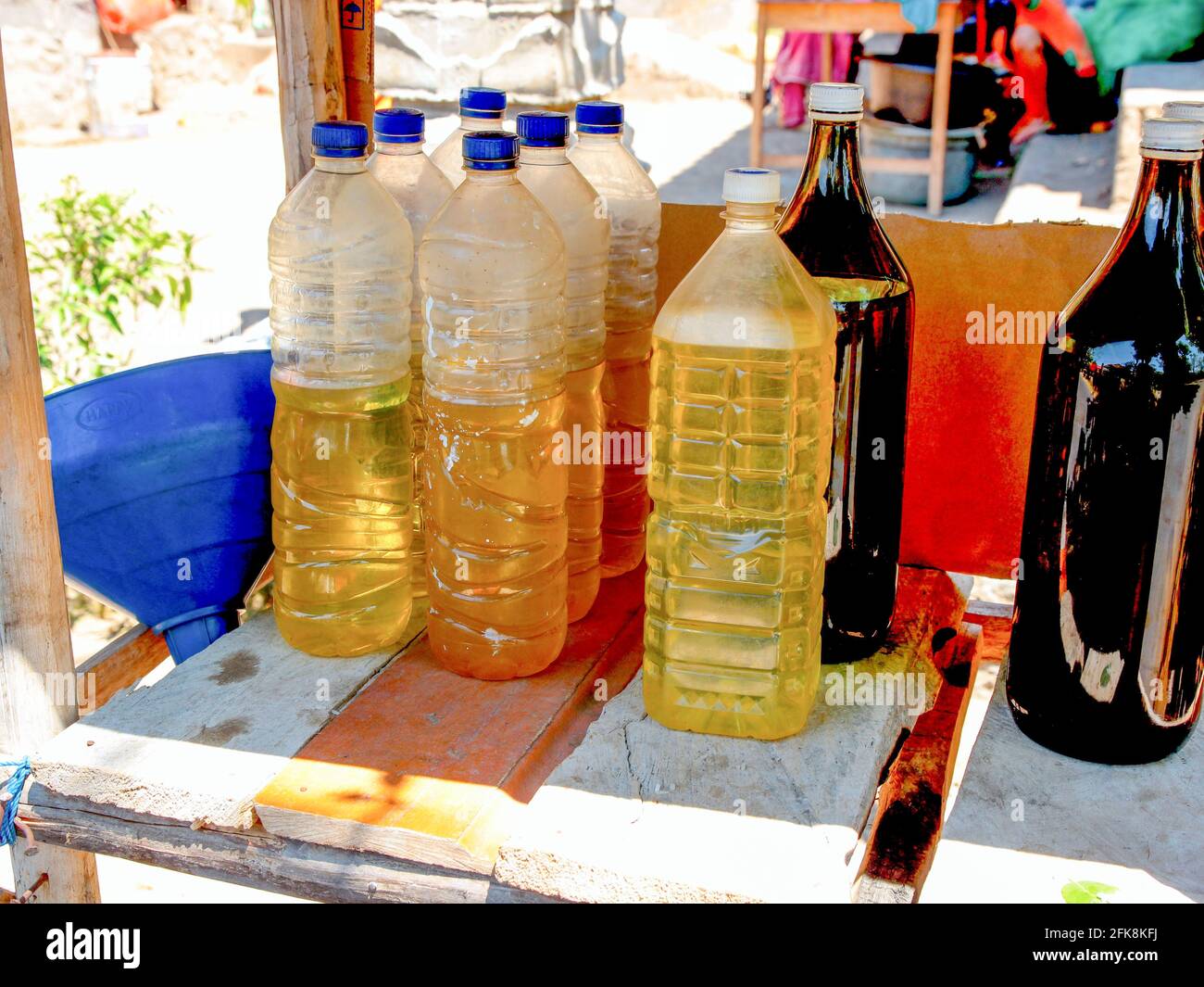 Detail eines Stalls mit Liter Benzin für Autos, Roller. Das Gas wird in wiederverwendeten Kunststoff-Wasserflaschen gemessen. In Bali, Indonesien. Stockfoto