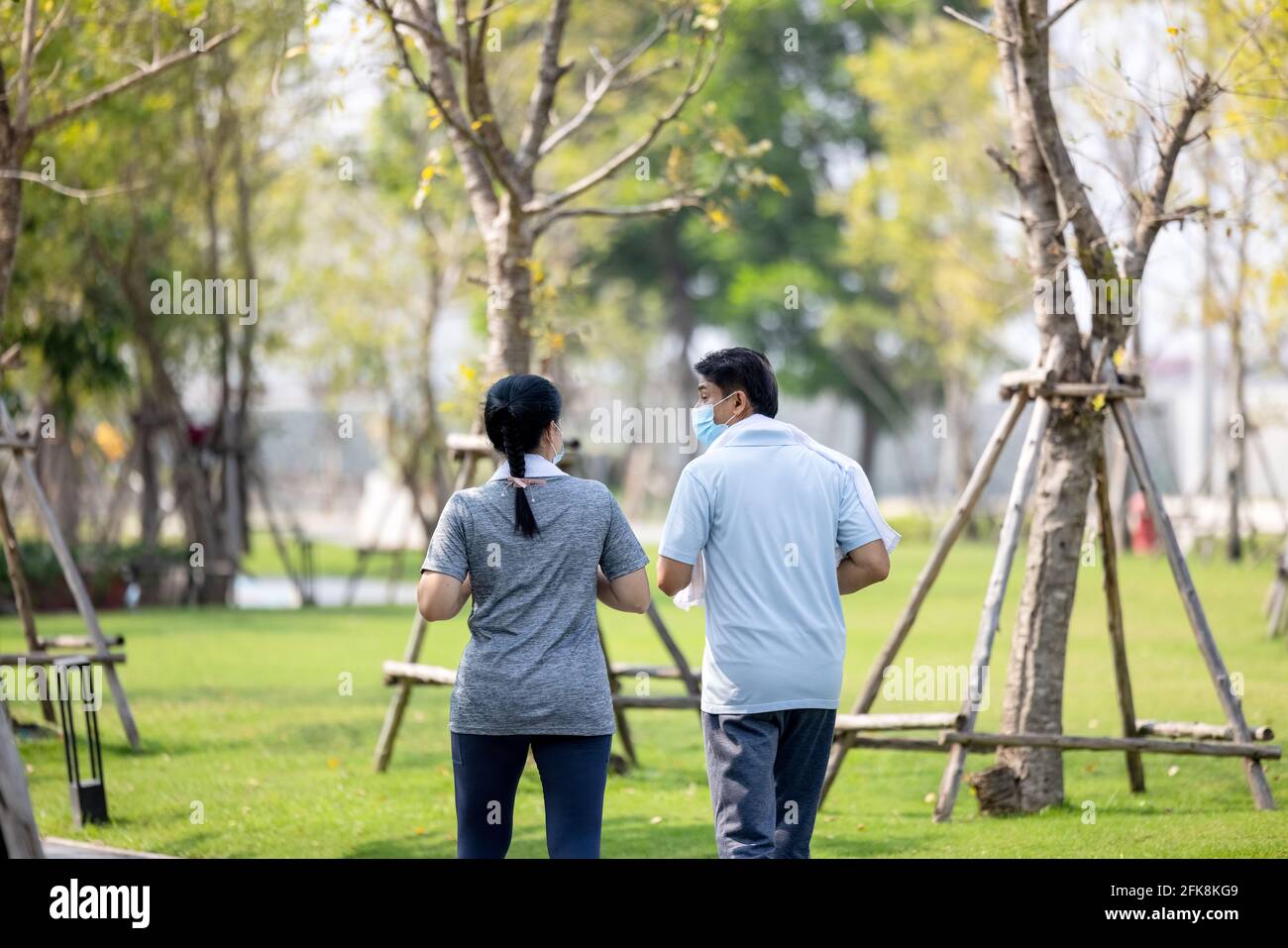 Seniorenpaar in cooper trägt Schutzmaske, einfach weiter aktiv bleiben, gut bleiben Stockfoto