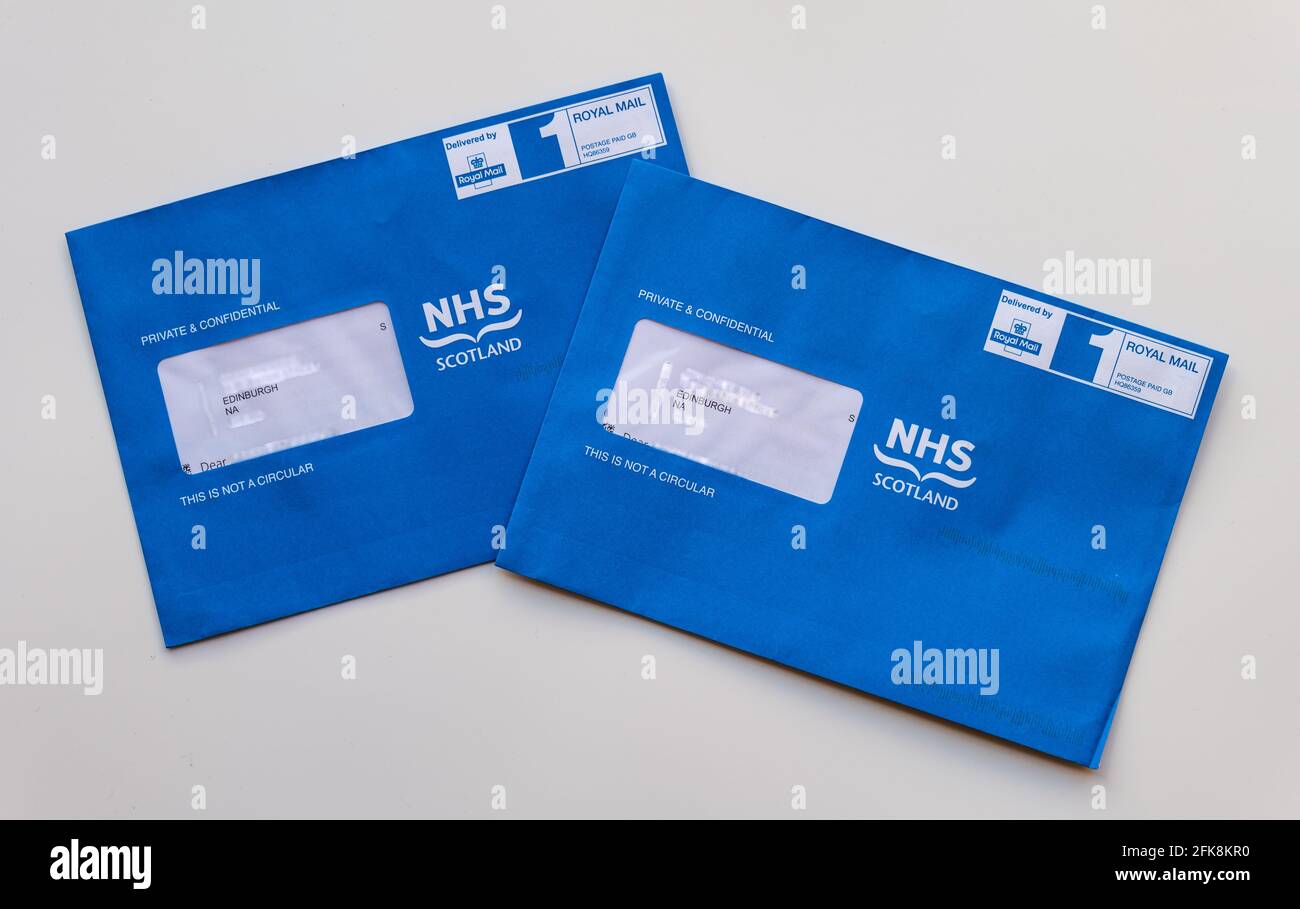 Coronavirus Covid-19 Briefe zur Verabreichung einer zweiten Dosis von NHS Scotland mit blauen Umschlägen, Großbritannien Stockfoto