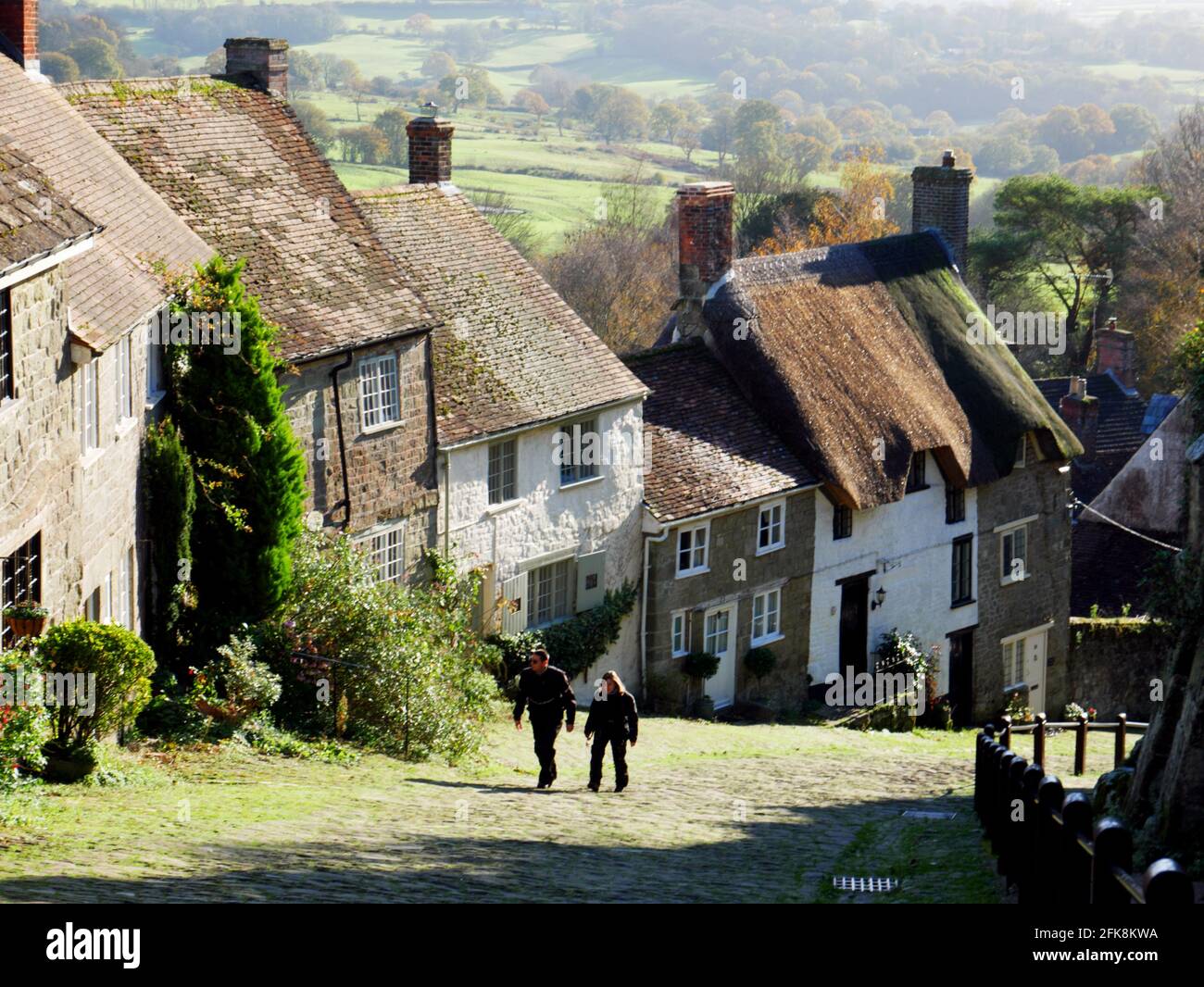 Herbstlicht auf Gold Hill, Shaftesbury, Dorset. Stockfoto