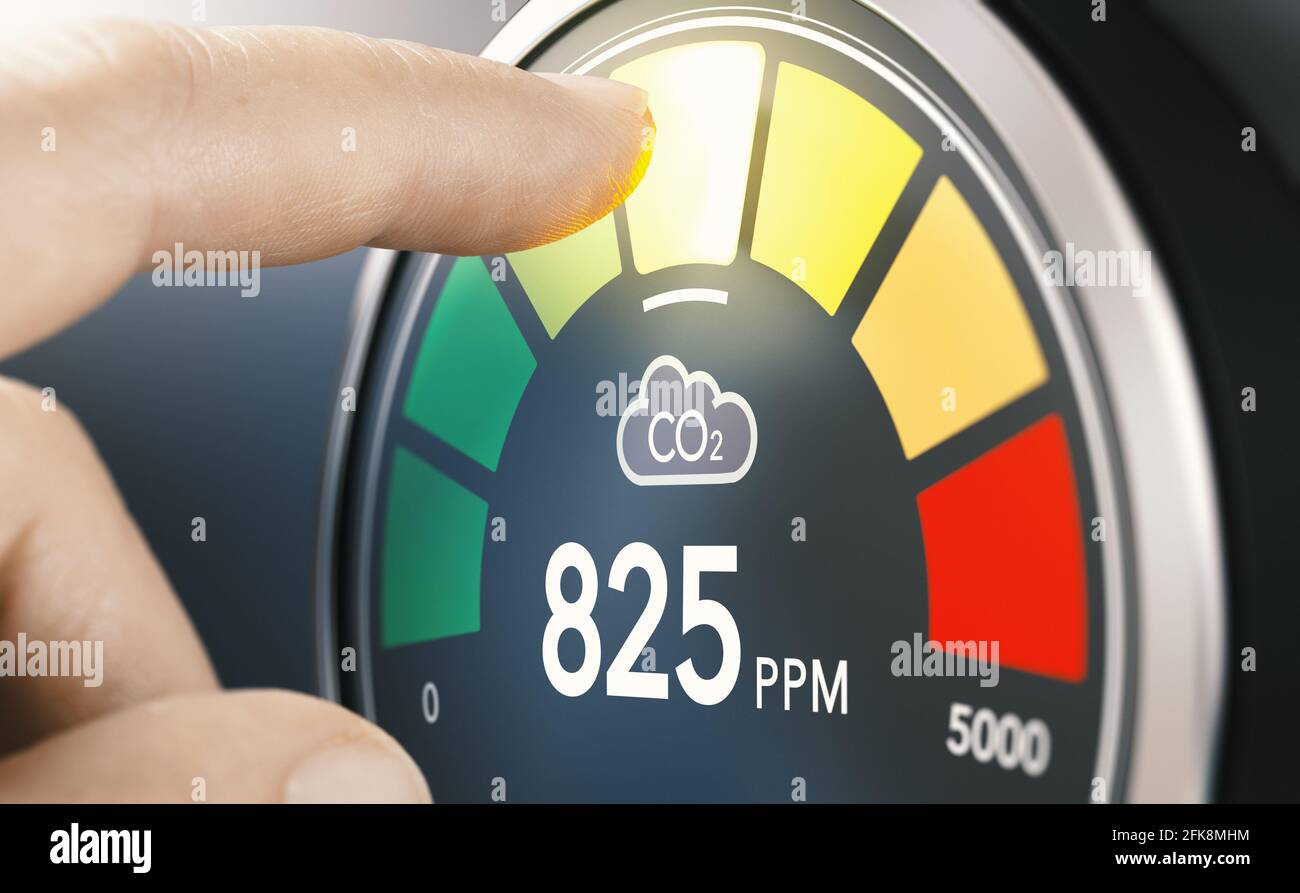 Digitaler Bildschirm mit Fingerberührung eines CO2-Monitors zur Messung der Luftqualität in Innenräumen und der Kohlendioxidkonzentration. Zusammengesetztes Bild zwischen einem Handfotogr Stockfoto