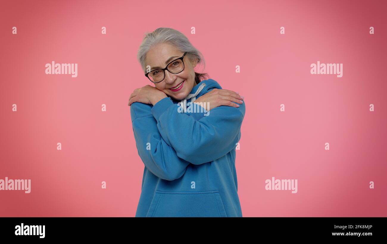 oma befriedigen Reife alte Oma Großmutter spreizte die Hände und umarmten dich, angenehmer  Ausdruck, Liebesgefühle Stockfotografie