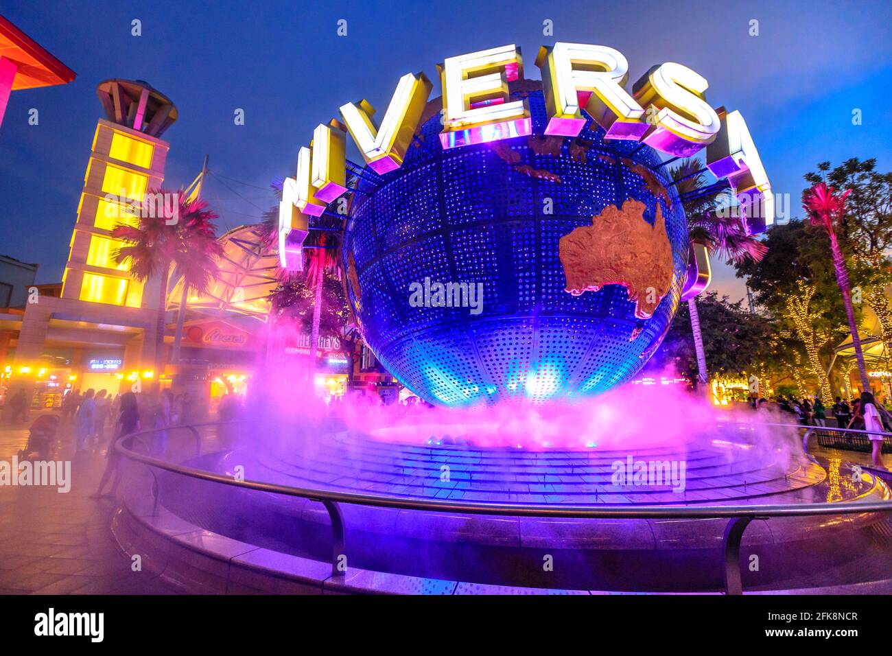 Singapur - 2. Mai 2018: Der leuchtende Globus der Universal Studios auf der Insel Sentosa zur blauen Stunde mit rosa Lichtern. Universal Studios Singapur ist Stockfoto