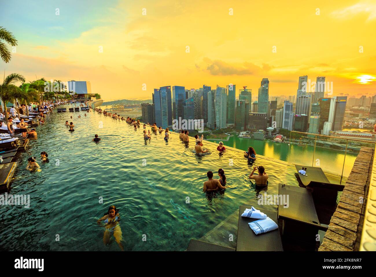 Singapur - 3. Mai 2018: Paare und Touristen machen Selfie im berühmten Infinity Pool des Skyparks, der das Marina Bay Sands Hotel übertauft. Finanzwesen Stockfoto