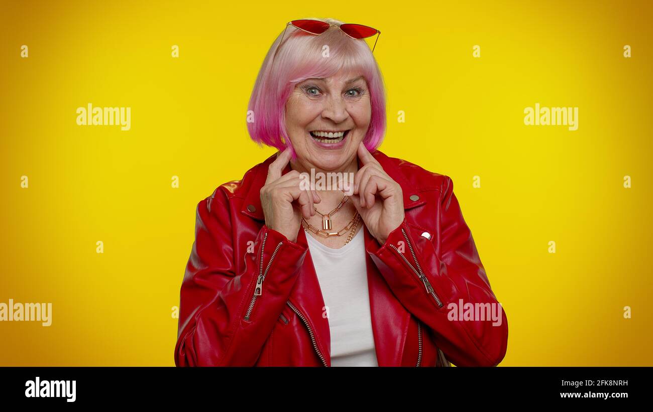 Blonde Omi lässt sich von hinten decken Blonde Omi lässt sich von hinten decken