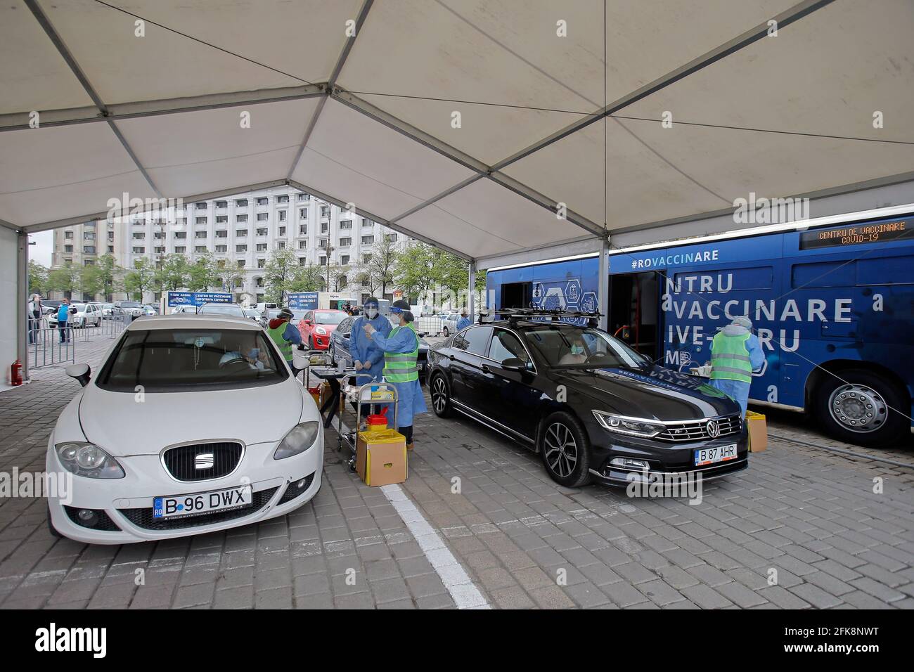 Bukarest. April 2021. Das am 29. April 2021 aufgenommene Foto zeigt ein Durchgangsimpfungszentrum auf dem Platz der Verfassung in Bukarest, Rumänien. Das erste Durchgangsimpfungszentrum von Bukarest gegen COVID-19 wurde am Donnerstag eröffnet. Quelle: Cristian Cristel/Xinhua/Alamy Live News Stockfoto