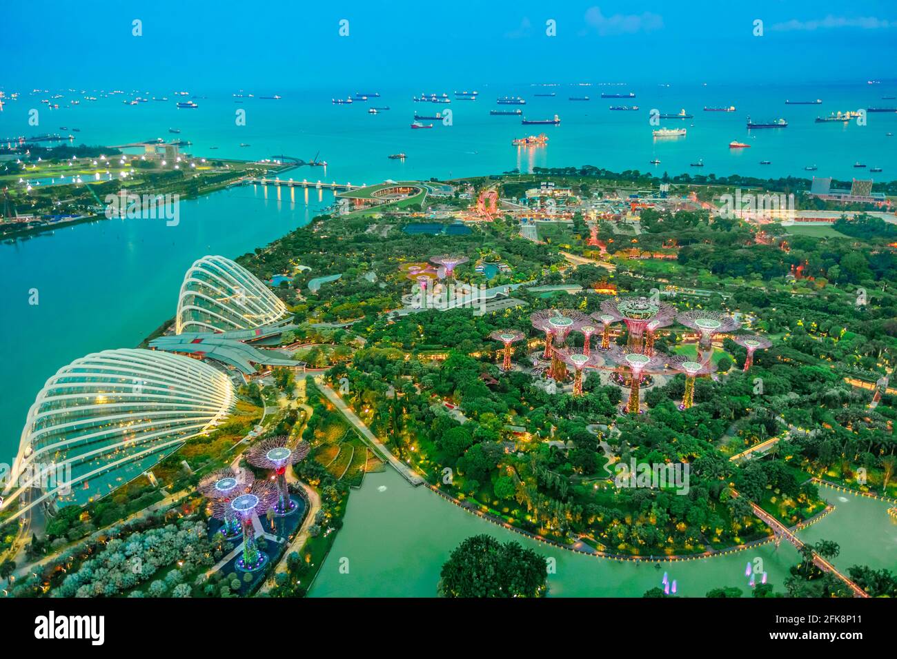 Singapur - 3. Mai 2018: Luftaufnahme des Stadtbildes Singapur und der Gärten an der Bucht. Berühmte Touristenattraktion in der Marina Bay Area, Singapur. Stockfoto