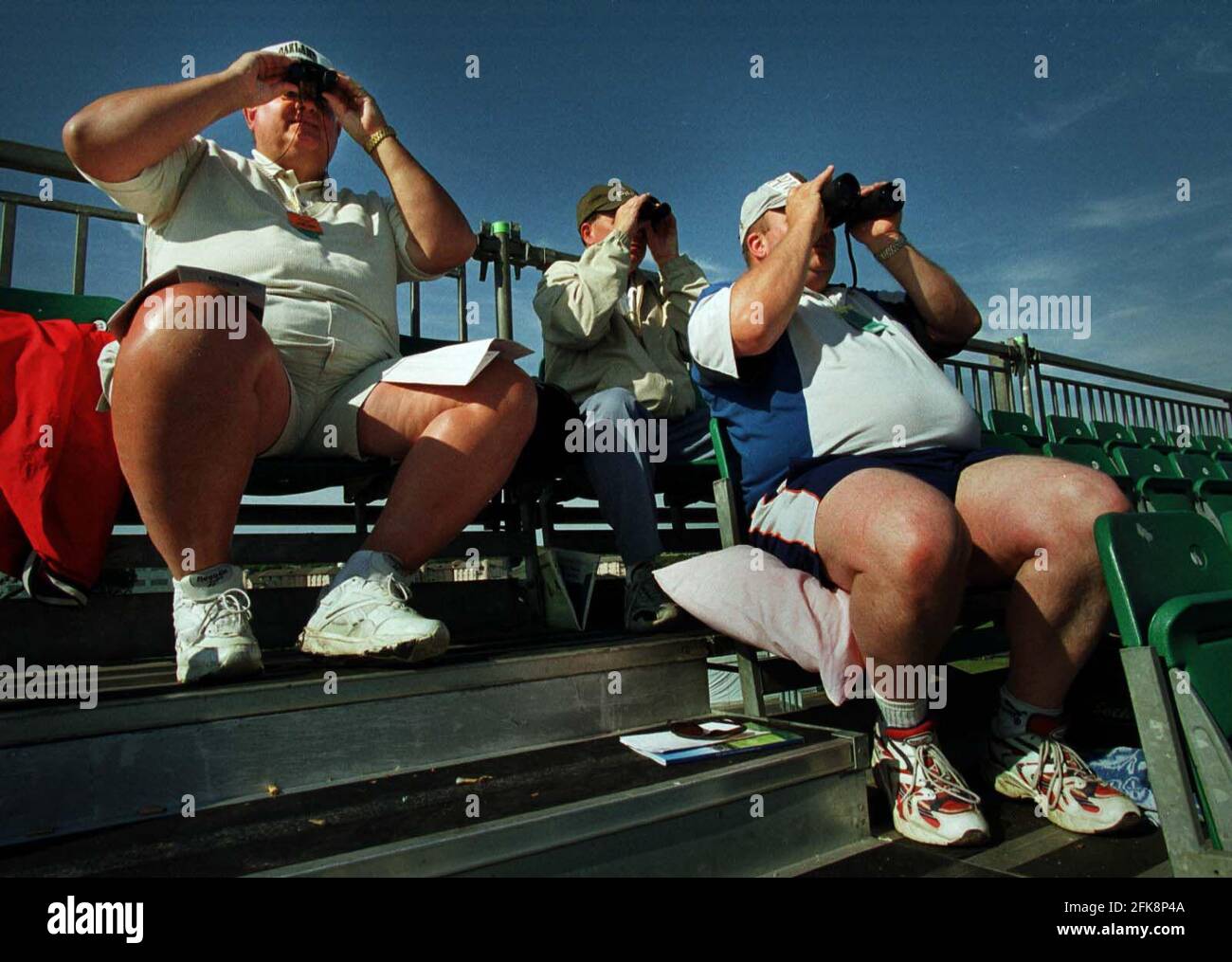 Zuschauer beobachten die British Open Golf Championships im Juli 2000 in St. Andrews Stockfoto