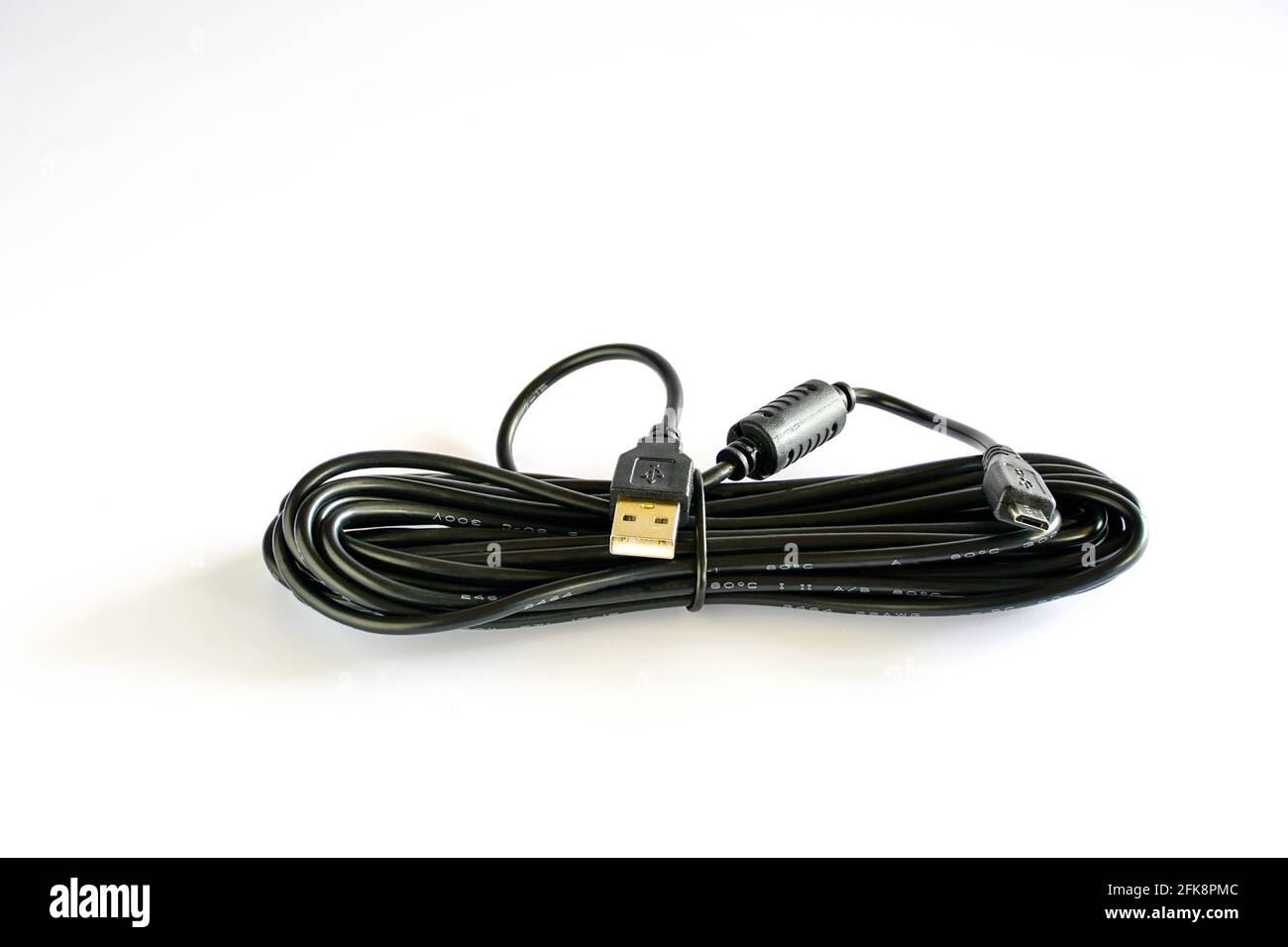 USB-Stecker und Kabelanschluss an Micro-HDMI für HD-Fernseher, Kameras, Anschlüsse mit neuer Technologie auf weißem Hintergrund. Stockfoto