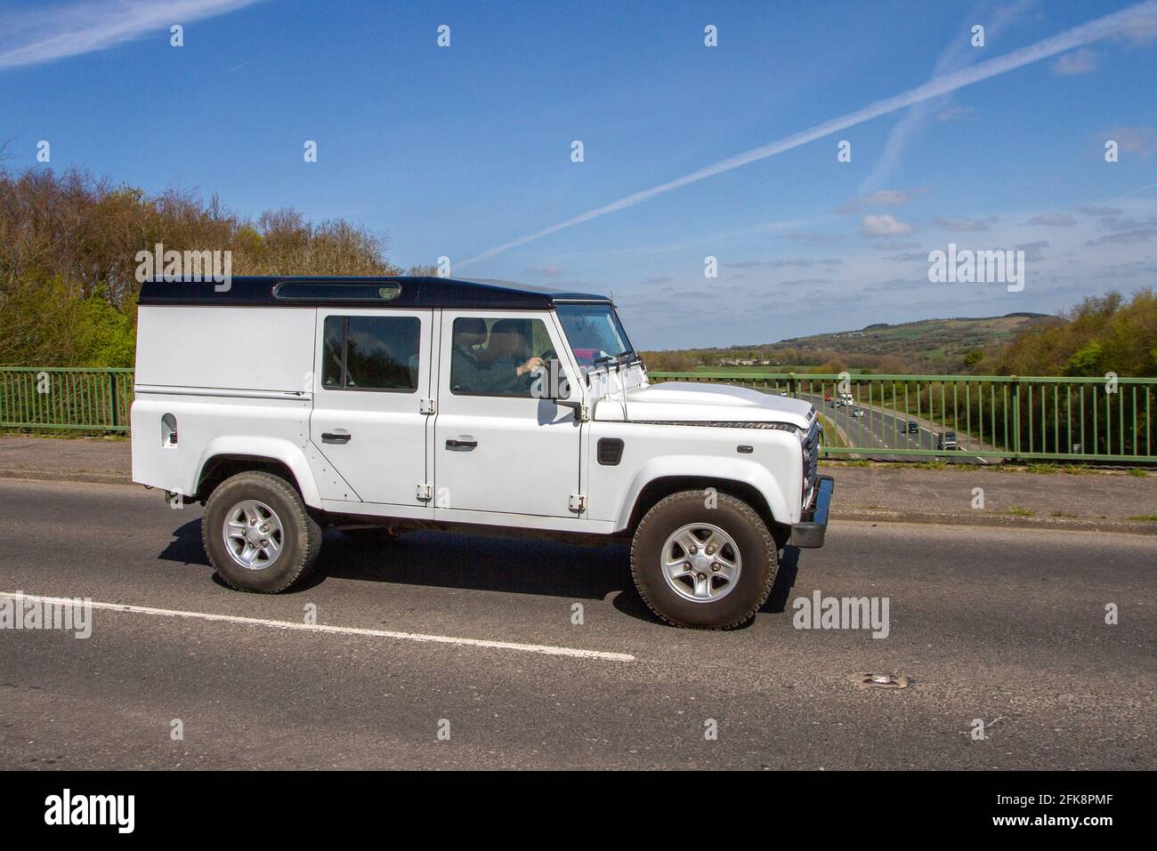 2010 weiß Land Rover Defender 110 County TD; Fahrzeugverkehr, bewegliche Fahrzeuge, Autos, Fahrzeug fahren auf britischen Straßen, Motoren, Fahren auf der Autobahn M6, britisches Straßennetz. Stockfoto