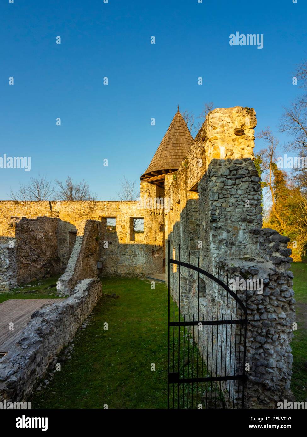 Novigrad in der Nähe des Flusses Dobra Novigrad na Dobri in Kroatien Europa Mittelalterliche Burg Stockfoto