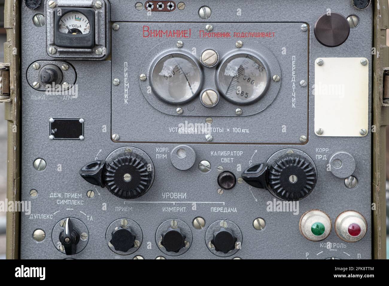 Ein Portable Retro Vintage alten Militär Sowjetunion Funksignal Radar Tracking-Gerät. Suche nach illegalen Radiosendern und Funkverfolgungsbeacons Stockfoto