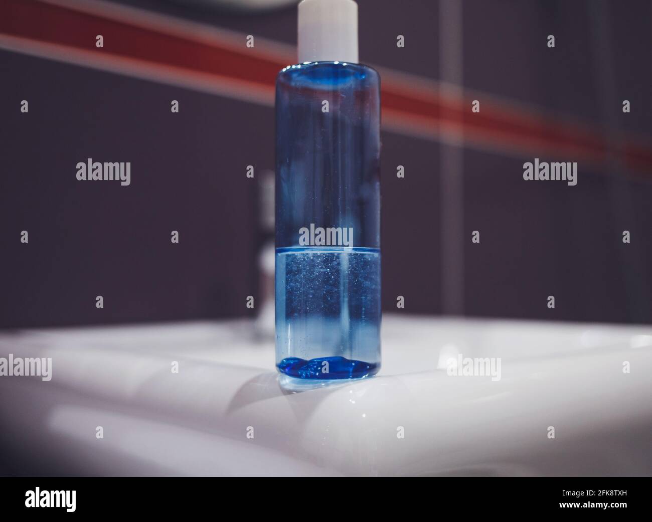 Blaue Plastikflasche mit antibakterieller Seife Stockfoto