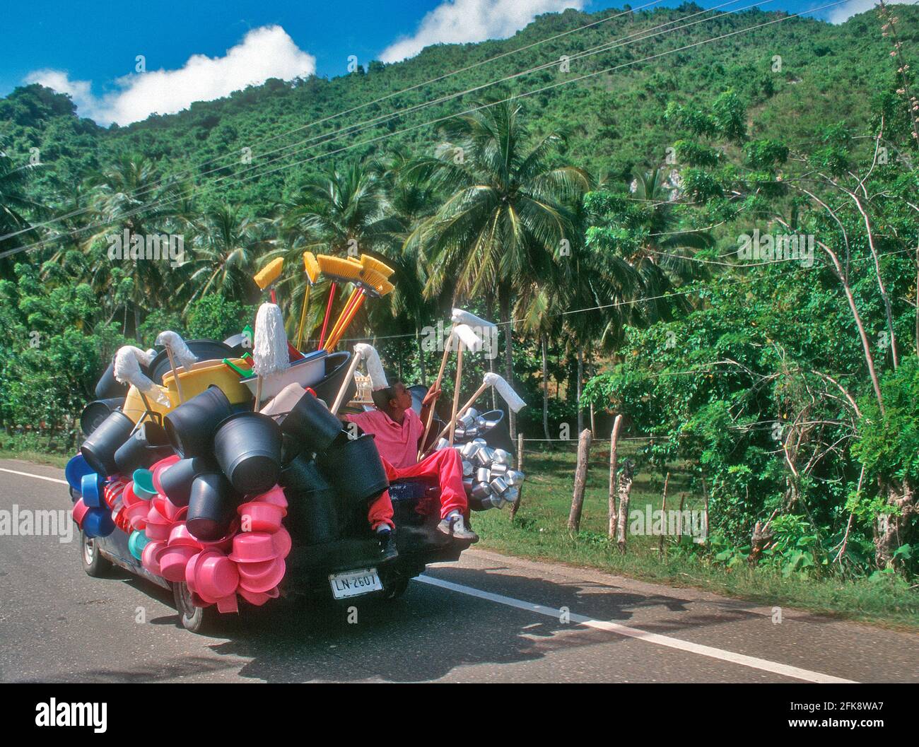 Dominikanische Republik, Kleintransporter mit Haushaltswaren auf dem Weg nach Santo Domingo. Stockfoto