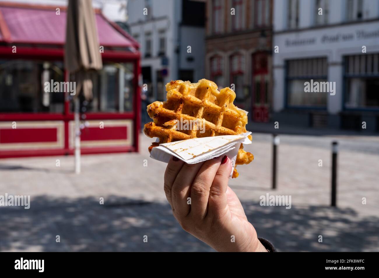 Essen von frisch gebackenen heißen belgischen Zuckerwaffeln, Street Food in Brügge Stockfoto