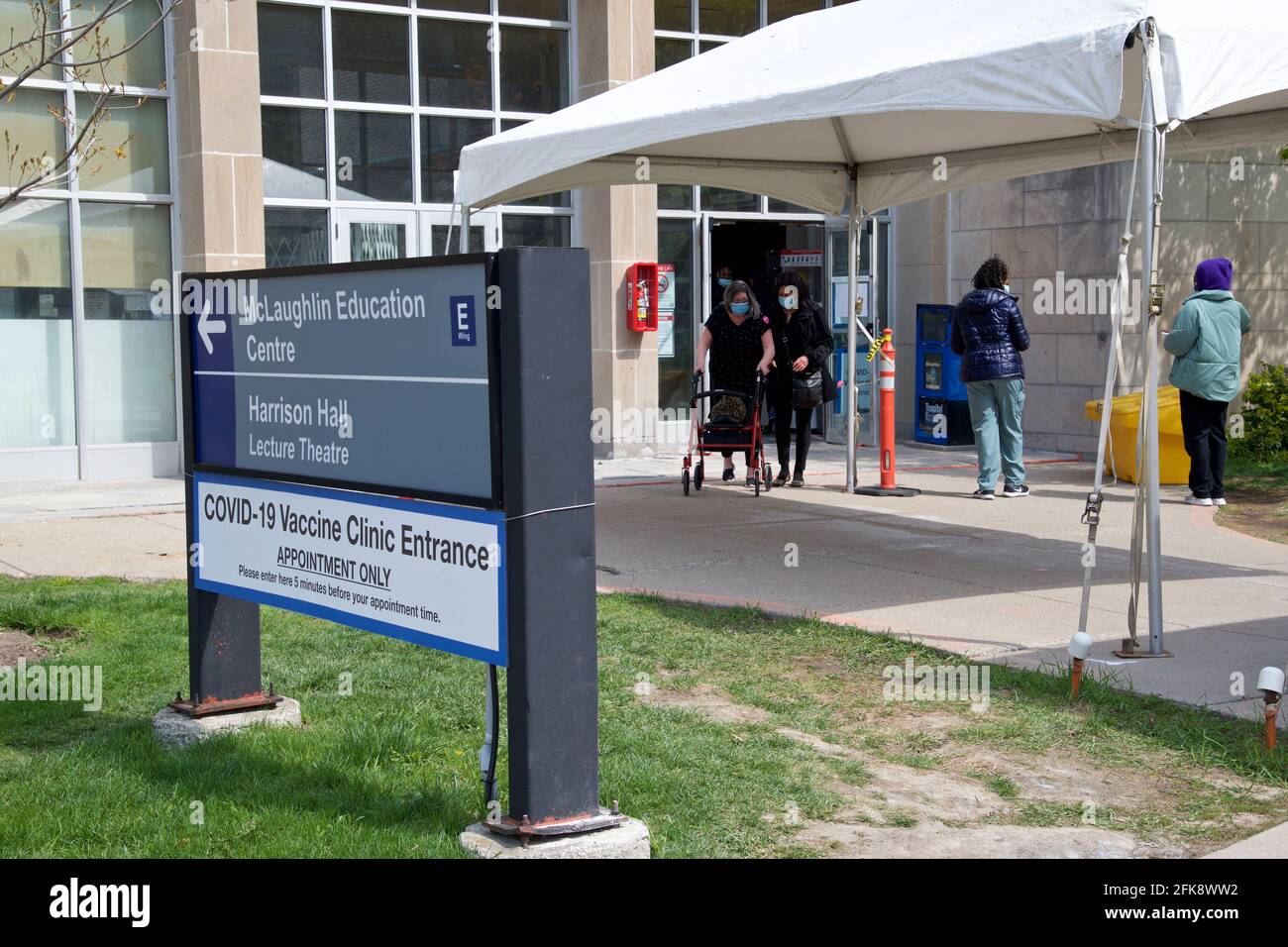 Toronto, Ontario, Kanada, 27. April 2021: Menschen stehen am Eingang der Impfklinik COVID-19 ( Sunnybrook Hospital ) in Toronto, Kanada, an. Kredit: Elton Law/Alamy Live Nachrichten Stockfoto