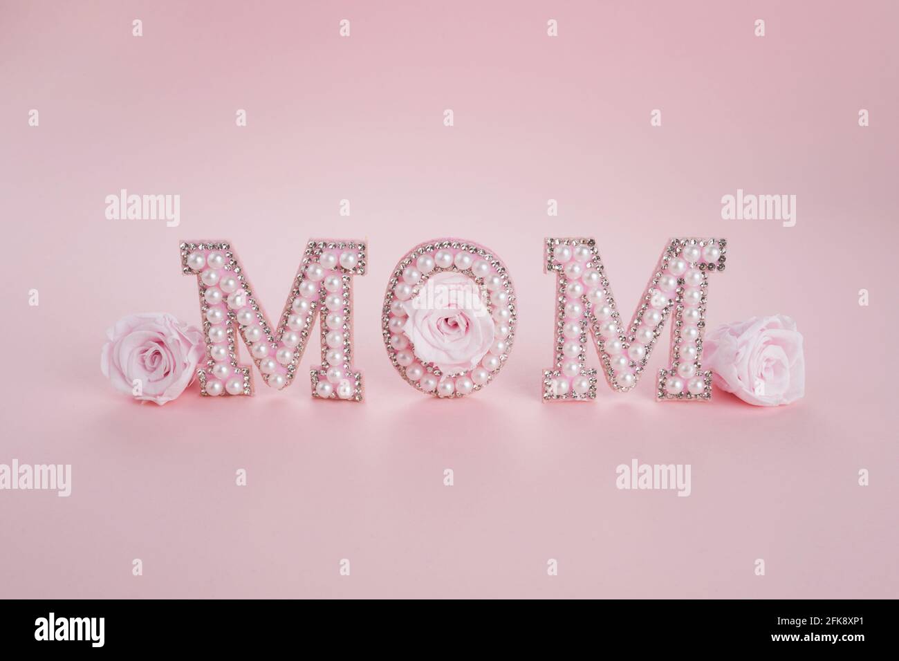 Grußkarte zum Muttertag. Mama Wort mit rosa Rosen, Urlaub Hintergrund. Stockfoto