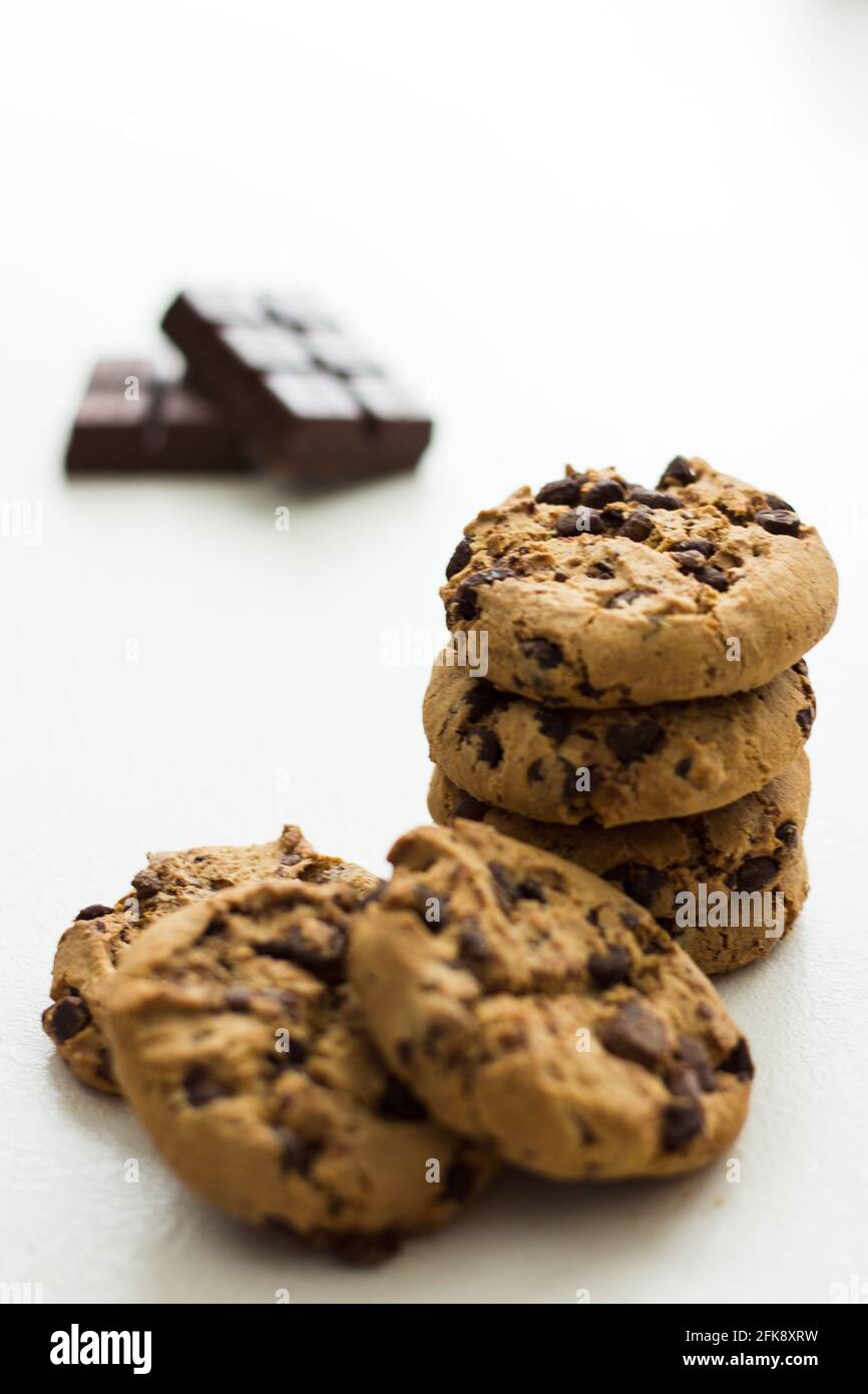 Schokoladenkekse auf weißem Hintergrund; amerikanische Kekse; Leckerbissen Stockfoto